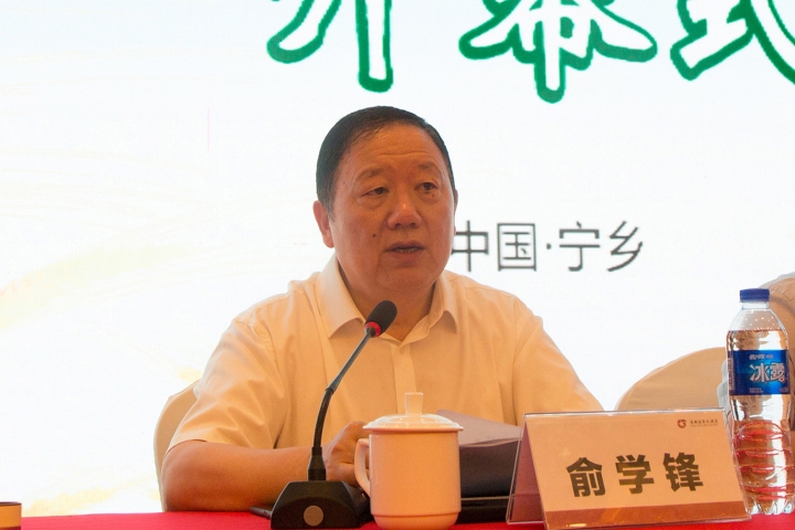 中国粮油学会副理事长、发酵面食分会会长俞学锋主持聚会