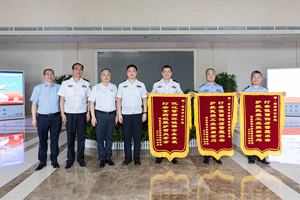 公司为市公安局送锦旗