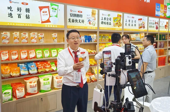 展会现场现云顶集团4008举行场多平台直播