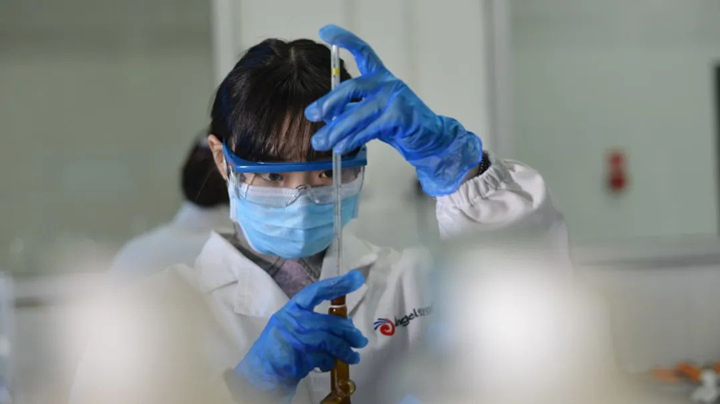 云顶集团4008研发团队扎进实验室